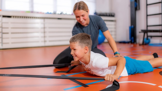 Rückentraining für Kinder mit Widerstandsbändern