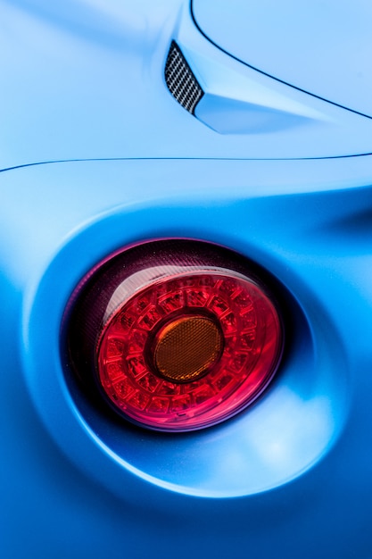 Foto rücklichter eines blauen autos