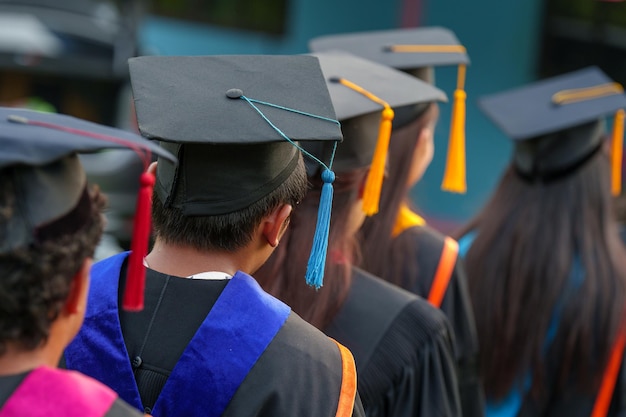 Rückseite der Absolventenzeremonie Erfolgsabsolventen der UniversitätConcept Education Gratulation Absolventen der Universität