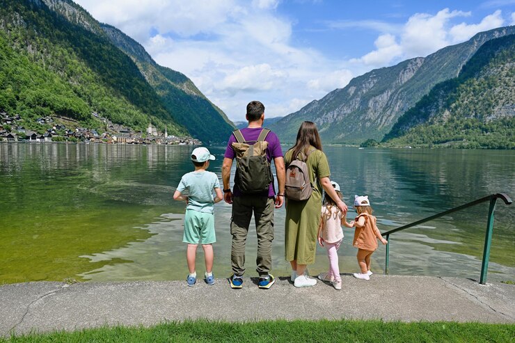 Rückseite der Familie mit drei Kindern über dem österreichischen Alpensee in Hallstatt Salzkammergut Österreich