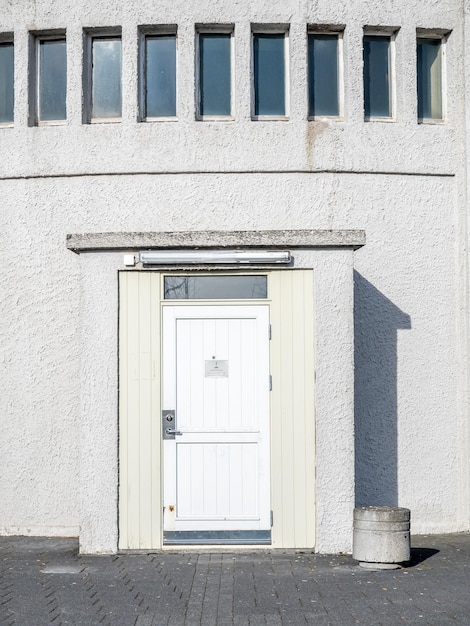 Rückseite der Kirche Hallgrimskirkja unter bewölktem blauen Morgenhimmel Reykjavik in Island