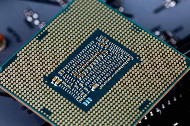 Rückseite der modernen LGA 1151v2-Zentraleinheit in Nahaufnahme mit selektivem Fokus und Unschärfe