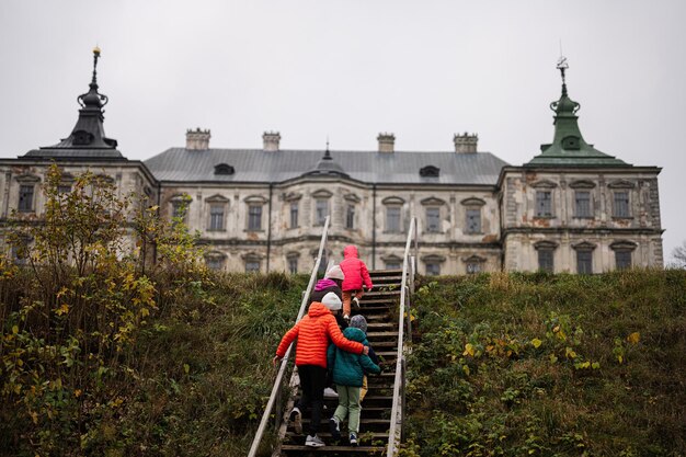 Rückseite der Mutter mit vier Kindern besuchen Schloss Pidhirtsi Lemberg Region Ukraine Familientourist