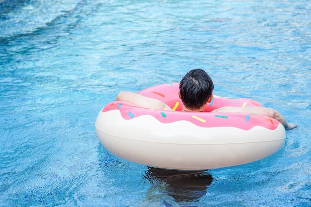 Rückseite des Mannes beim Schwimmen im Sommer im Pool schwimmen