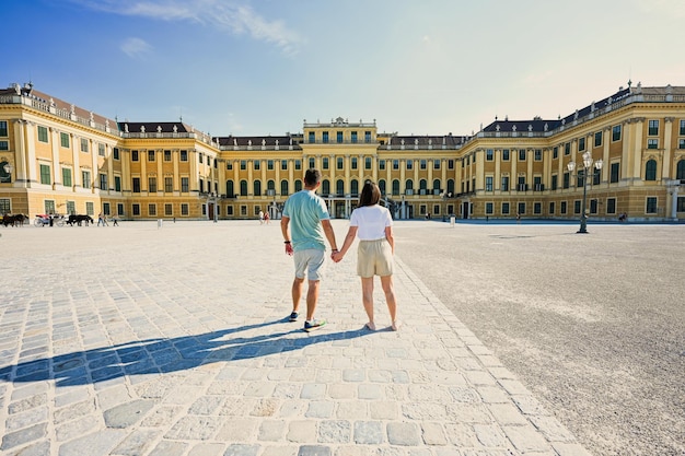 Rückseite des Paares Händchen haltend im berühmten Schloss Schönbrunn Wien Österreich