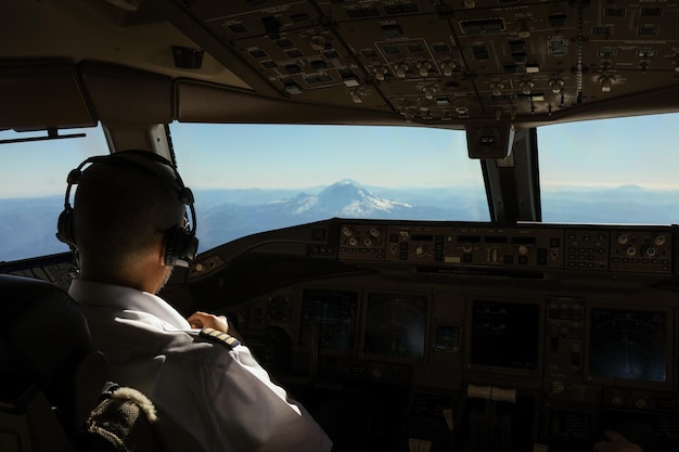 Rückseite des Piloten im Cockpit des Flugzeugs