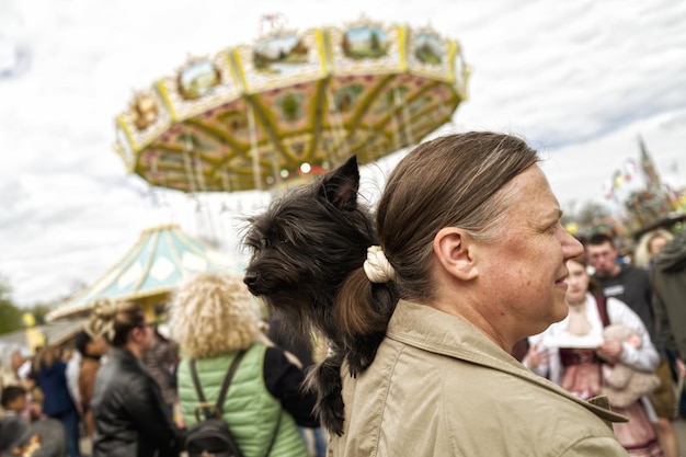 Foto rückseite einer frau mit regenschirm