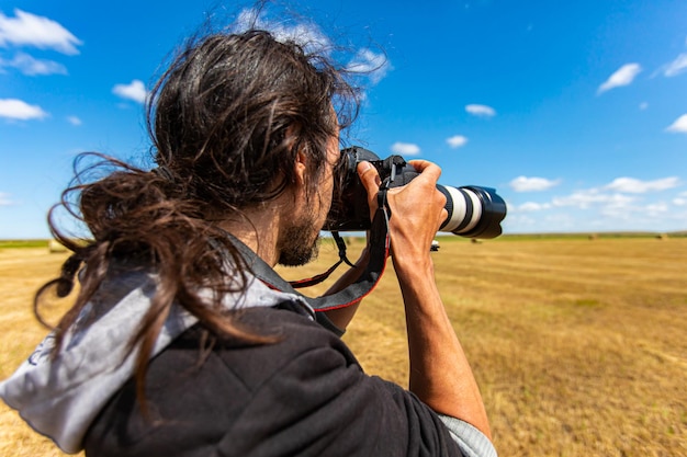 Rückseite eines Mannes, der gegen den Himmel fotografiert
