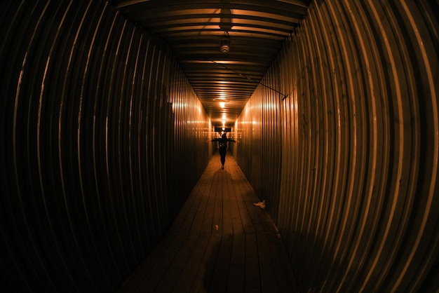 Foto rückseite eines mannes im tunnel