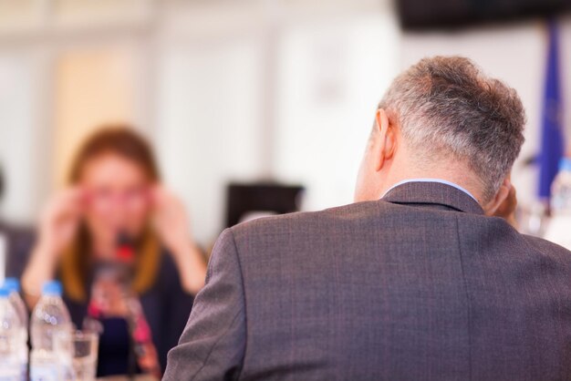 Foto rückseite von arbeitenden menschen