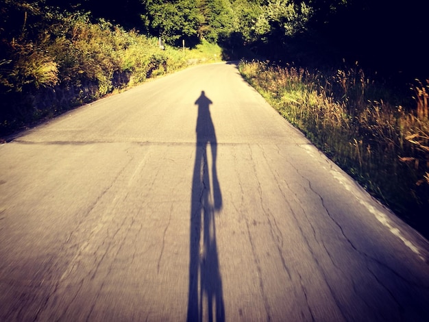 Foto rücksicht auf einen mann auf der straße