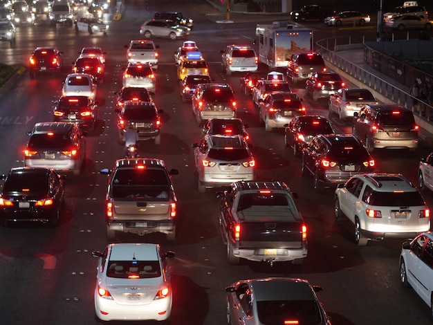 Foto rücksicht auf verschwommene fahrzeuge auf der straße