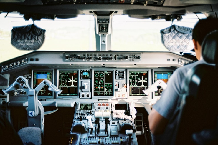 Foto rückwand des piloten, der im cockpit sitzt