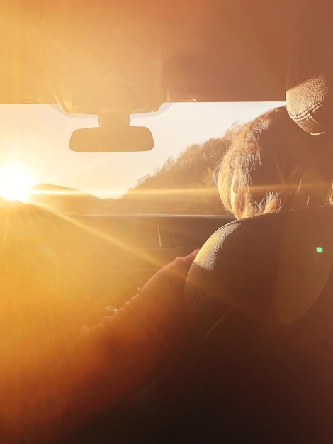 Foto rückwand einer frau mit regenschirm im auto