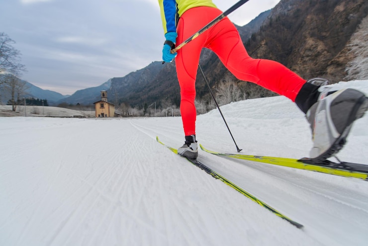 Foto rückwand einer person, die im winter gegen den berg fährt