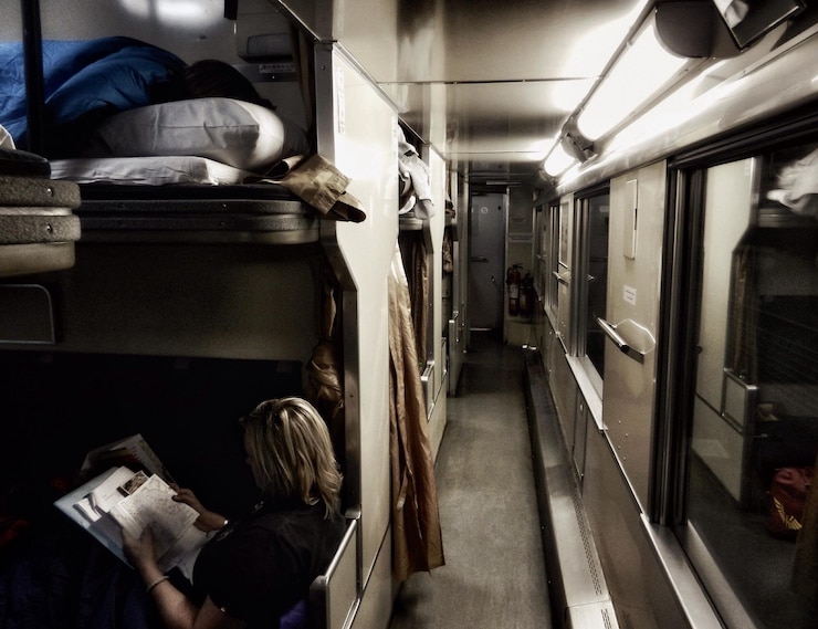 Foto rückwand eines in einem bus sitzenden mannes