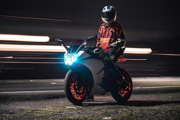 Rückwand eines Mannes, der auf einer Motor scooter auf der Straße fährt
