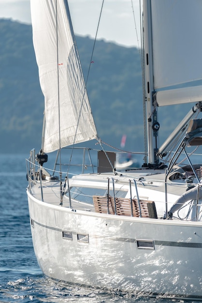 Rückwand von einer Segelyacht mit weißen Segeln im Meer