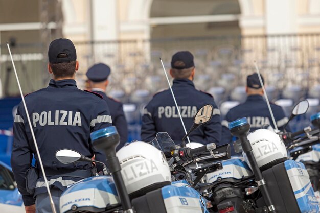 Foto rückwand von polizeikräften, die an motorrädern stehen