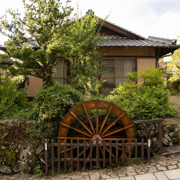 Foto rueda de agua y calles y casas tradicionales japonesas en la ciudad de magome juku a lo largo del nakasendo trai