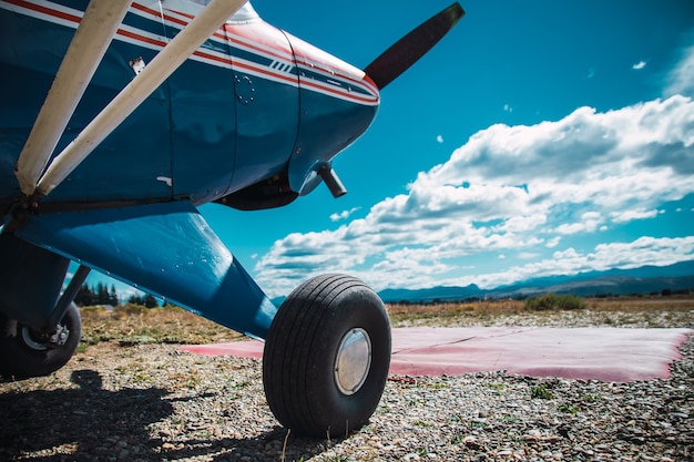 Foto rueda de avión en pista de tierra