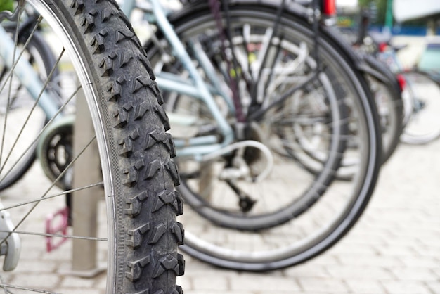 Rueda de bicicleta por CU en bicicletas de fondo