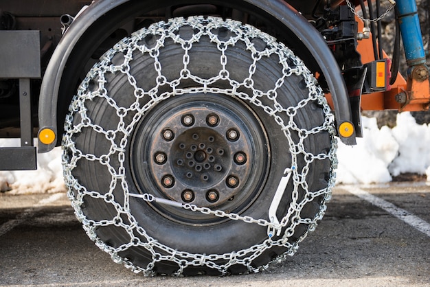 Rueda de camión con cadenas para nieve