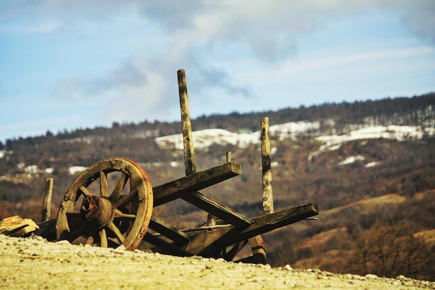 Foto rueda de carro abandonada en el campo contra el cielo