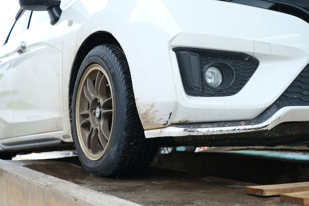 rueda de coche en un blanco