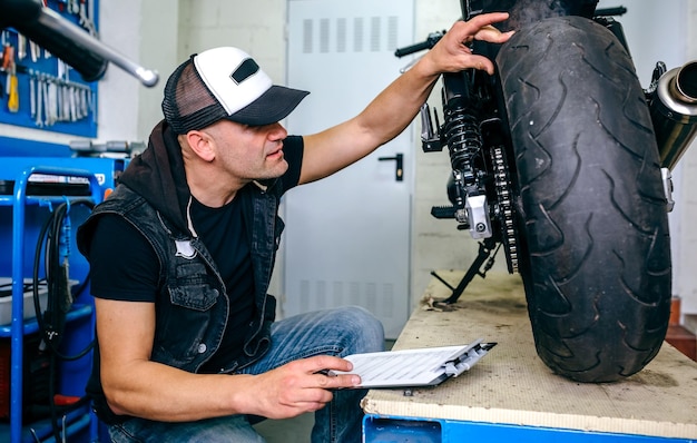 Rueda de control mecánico de una motocicleta personalizada