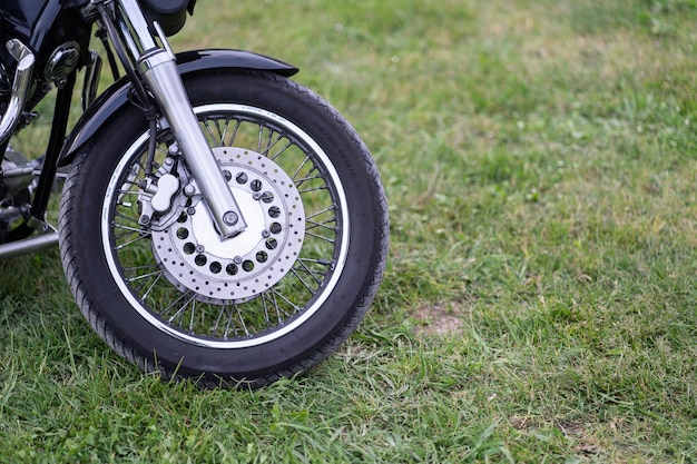 Rueda delantera de una moto sobre hierba verde