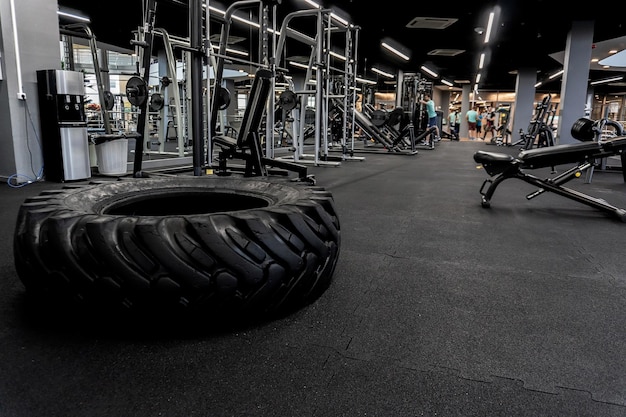 Rueda de fitness de un tractor para crosfit en el contexto del polideportivo de los simuladores