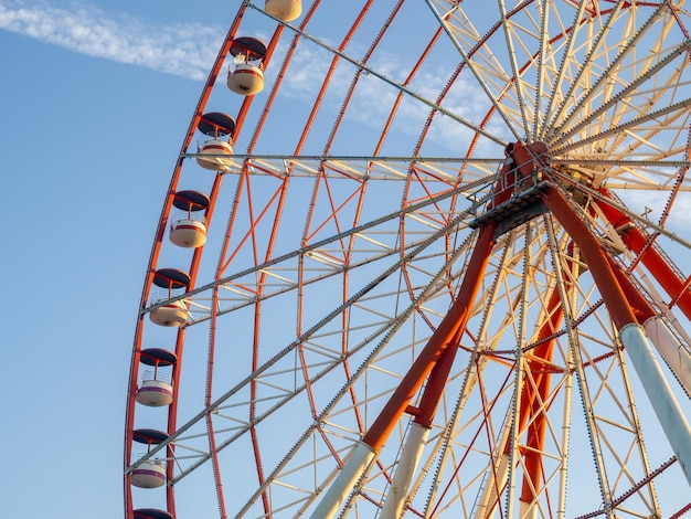 Rueda de la fortuna contra el cielo Parque de atracciones junto al mar Zona de descanso Mecanismo redondo Amantes de la altura