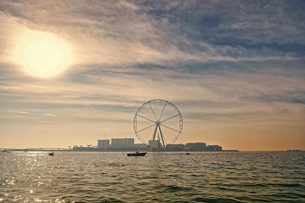 Rueda de la fortuna en Dubai, Emiratos Árabes Unidos desde el mar azul