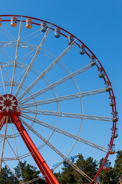 Foto rueda de la fortuna en el fondo del cielo azul en gorky park kharkov ucrania