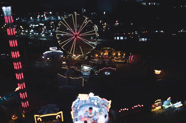 Foto rueda de la fortuna iluminada por la noche