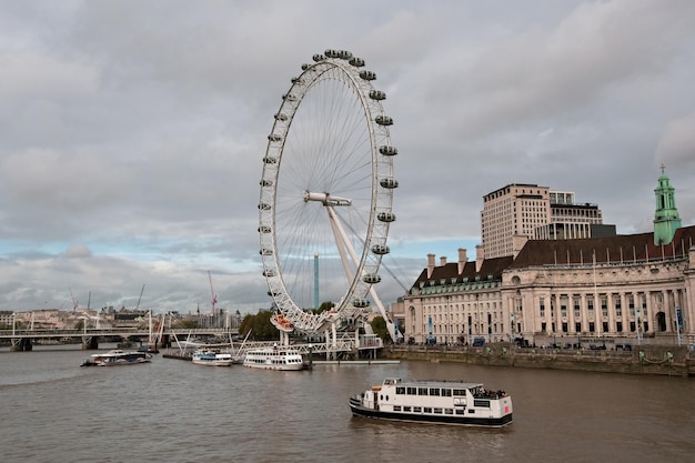 Rueda de la fortuna del London Eye en un día nublado sombrío Reino Unido