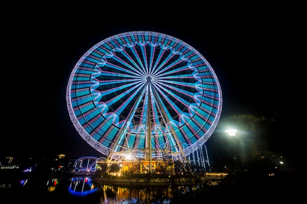 Rueda de la fortuna en el parque de atracciones