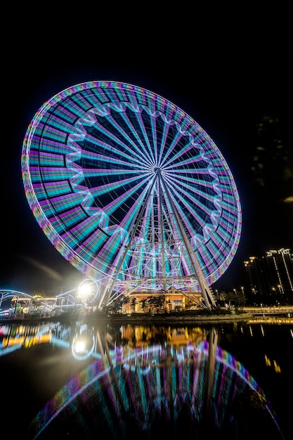 Rueda de la fortuna en el parque de atracciones