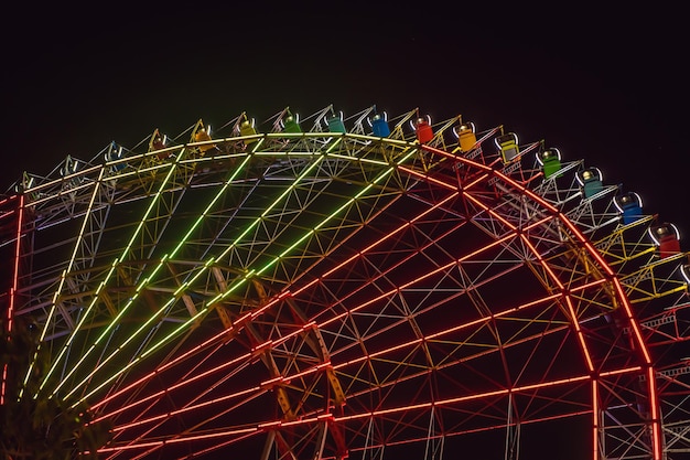 Rueda de la fortuna en el recinto ferial de noche