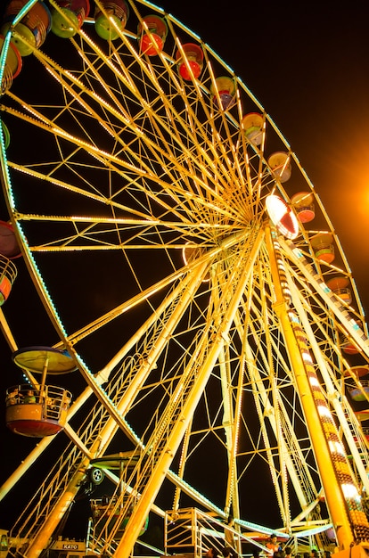 Rueda de la fortuna en el recinto ferial en la noche