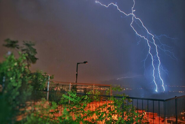 Foto rueda gigante iluminada contra el cielo por la noche