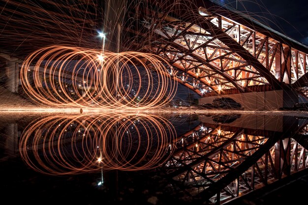 Foto rueda gigante iluminada contra el cielo por la noche