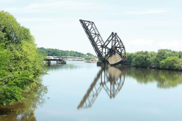 La rueda gigante por el lago contra el cielo