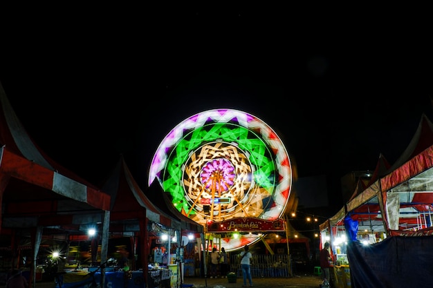 Foto una rueda gigante con la palabra 