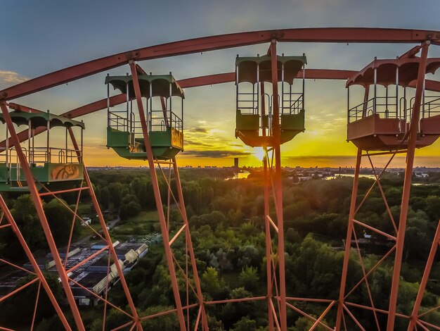 La rueda gigante en el spreepark durante la puesta de sol