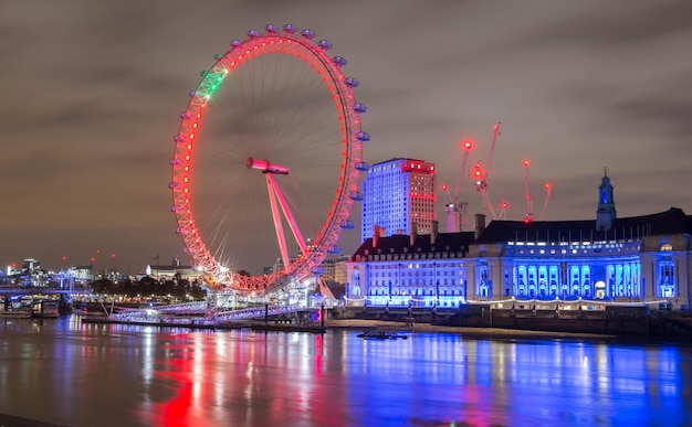 La rueda grande del London Eye y el County Hall de noche en el Reino Unido