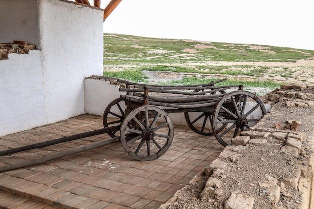 Rueda de madera de un carro viejoCarro antiguo