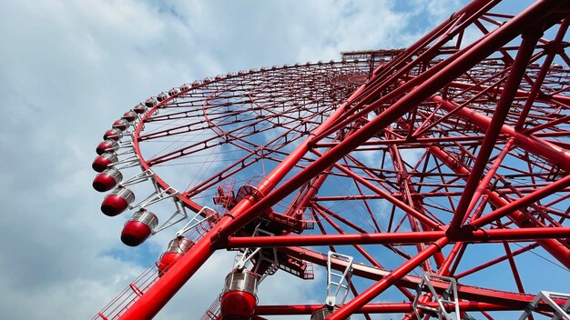 Foto rueda de parques de atracciones rueda de la fortuna giratoria roja