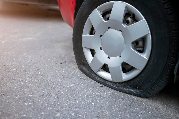 Foto la rueda perforada del coche en primer plano